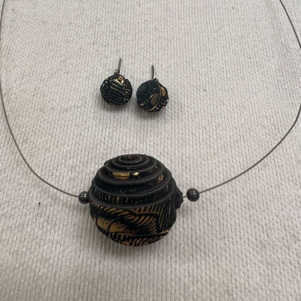 Handmade artisanal leather necklace and earrings. Made in Argentina.